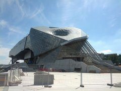 Musée_de_Confluences_14-06-2014_parvis