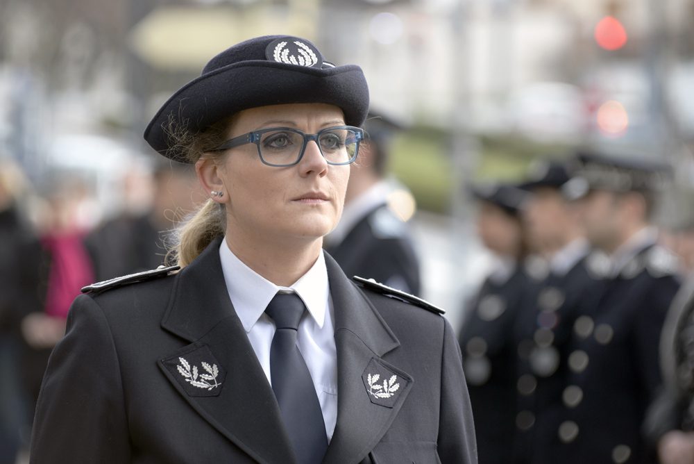 femme commissaire de police - uniforme commissaire de police