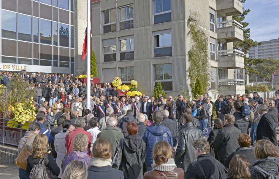 Rassemblement, avec minute de silence, en hommage aux victimes des attentats de Paris du 13 nov., devant l'htel de ville de Vnissieux