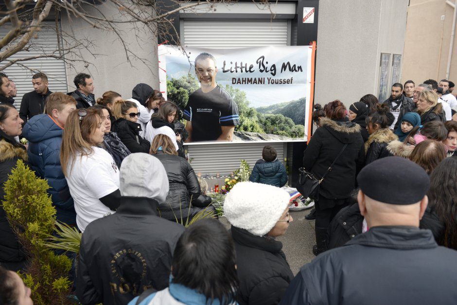 rassemblement en hommage  Youssef Dahmani, devant la brasserie de l'avenue de la republique  Saint-Fons o il a t abattu la semaine derniere lors d'une altercation. rassemblement de 150 personnes dont de nombreux lus.