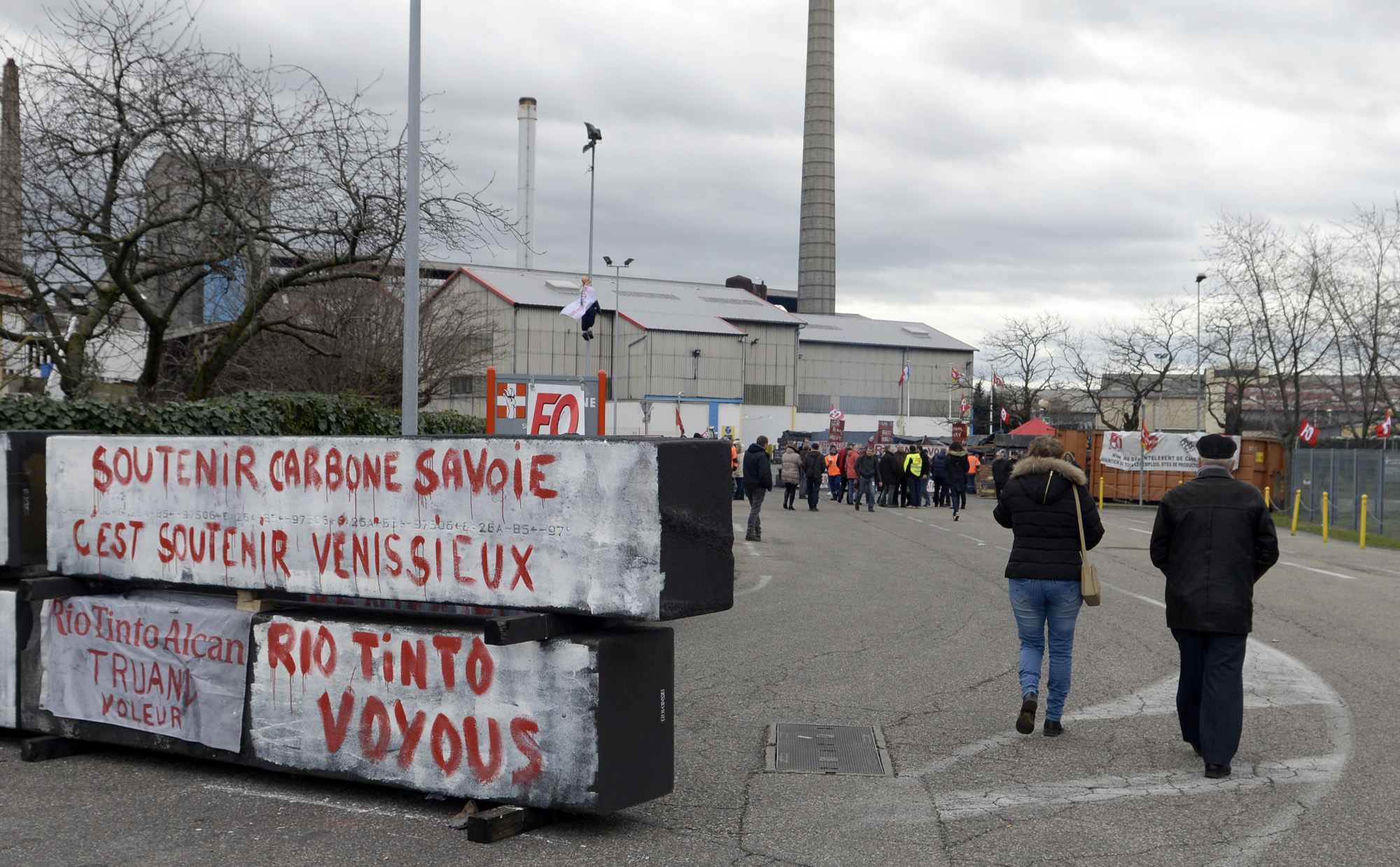 Rassemblement de soutien devant Carbone Savoie, 8 fev. 2016. Maire de Vx, elus, syndicalistes...