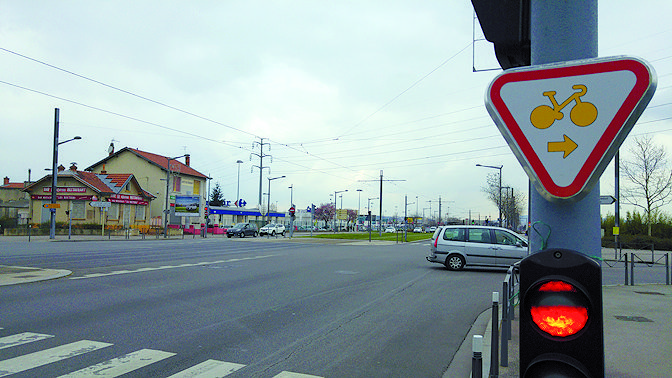 Ce panneau autorise les cyclistes à passer au rouge, sans toutefois les rendre prioritaires