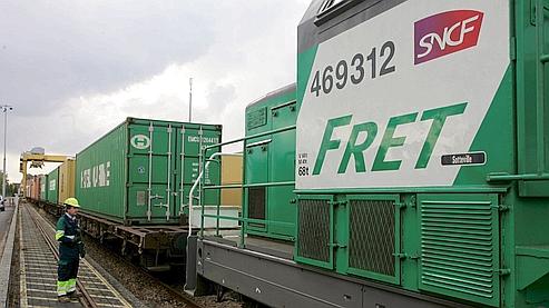 Employe fret SNCF, technicien de manoeuvre, train, locomotive diesel, wagon. Intermodalite camion train bateau, transport combine de conteneurs, marchandises.