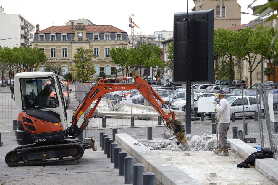 11 avril 2016, travaux de dmolition des fontaines de la place L.Sublet.