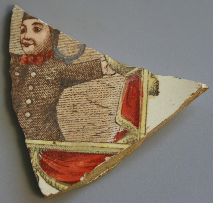 Un fragment d'assiette en porcelaine / Crédit Inrap Rhône-Alpes Auvergne