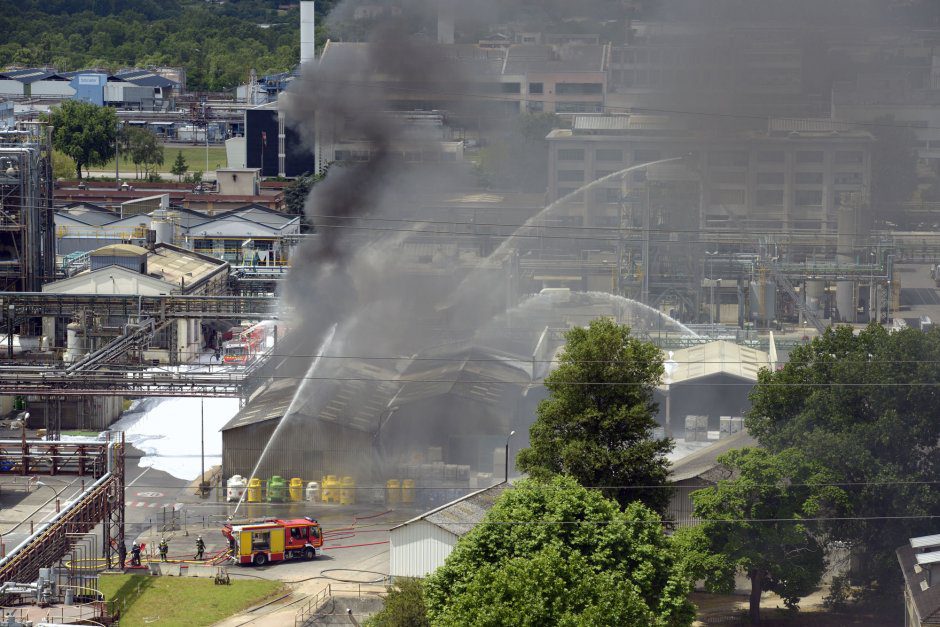 incendie chez Blue star silicones  St Fons. 28 juin 2016;