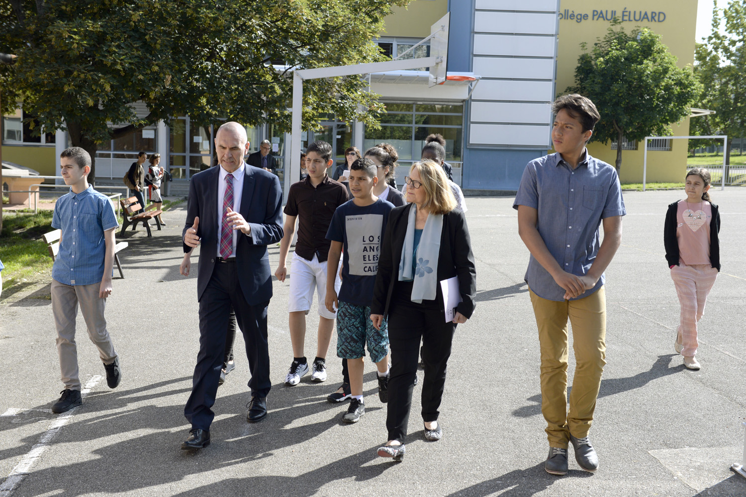 Visite de Mme franoise Moulin, rectrice de l'academie de Lyon au college P.Eluard en prsence de M.Savey, principal. A propos du CVC, Comit de Vie Collegienne.