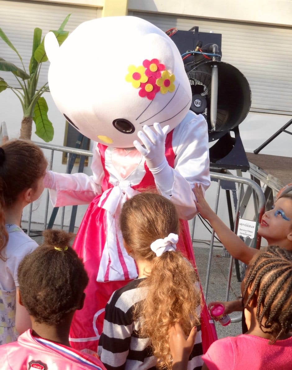 "Hello, Kitty, tu te souviens de moi ? Dans mon souvenir, tu étais moins grande !"