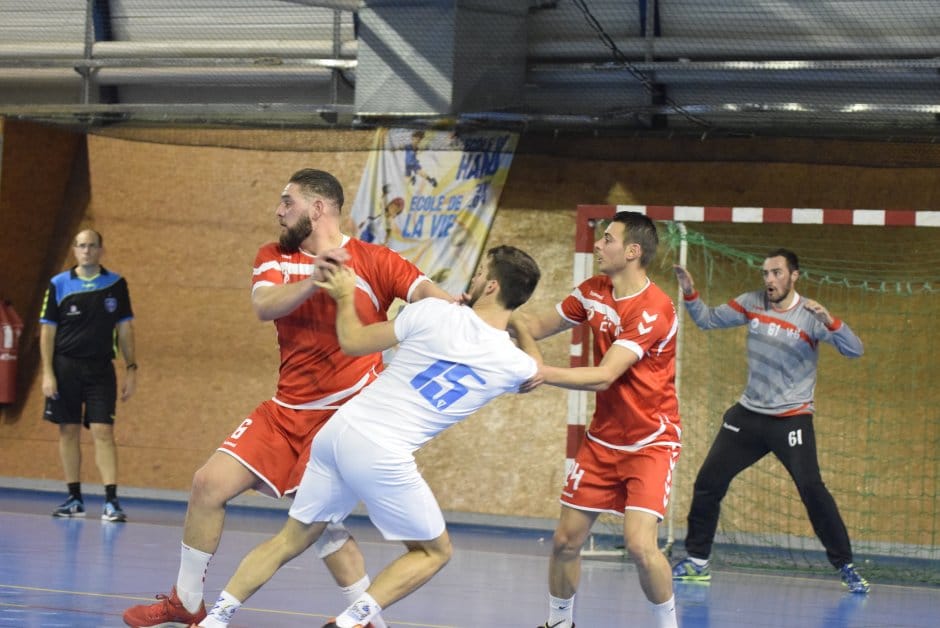 Match musclé entre handballeusr vénissians et dijonnais