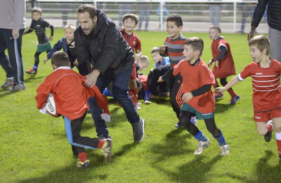 des joueurs Pro du LOU dont Frederic Michalak, participent  l'entrainement des enfants de l'cole de rugby de l'USV.