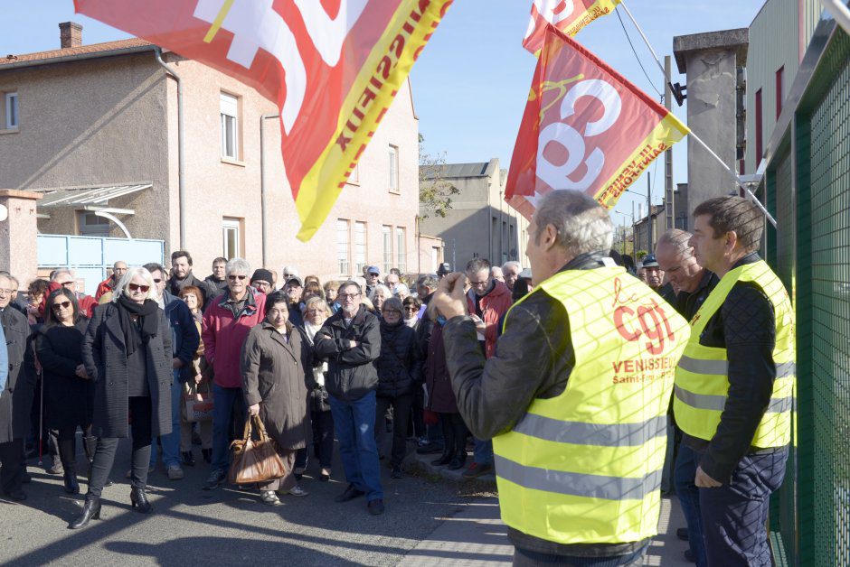 -- Rassemblement devant Vninov  l'appel de la CGT. 3 nov.2016