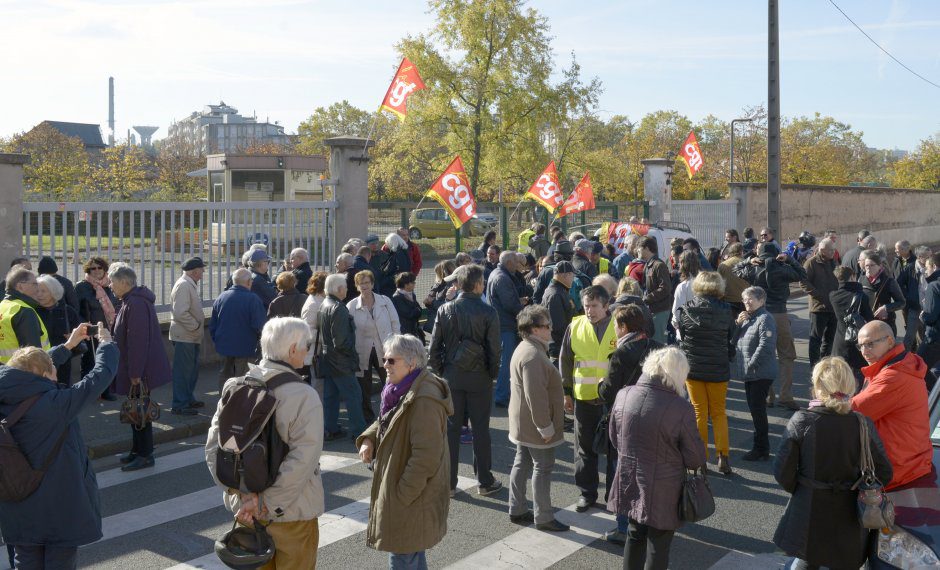 -- Rassemblement devant Vninov  l'appel de la CGT. 3 nov.2016