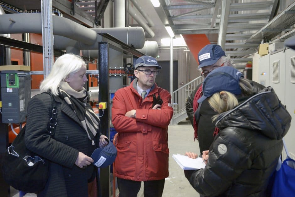 Allumage symbolique de la nouvelle chaufferie bois par Mme le Maire. avec Thomas Sigier, directeur du centre operationnel Rh.Alpes de Dalkia 5 dec.2016