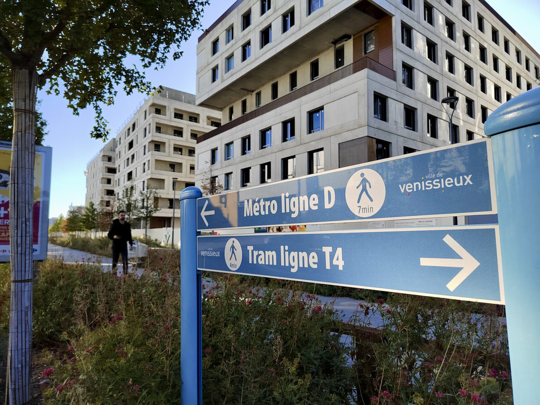 Le cœur de quartier est idéalement situé, bien desservi ar le T4 et la ligne D du métro.`