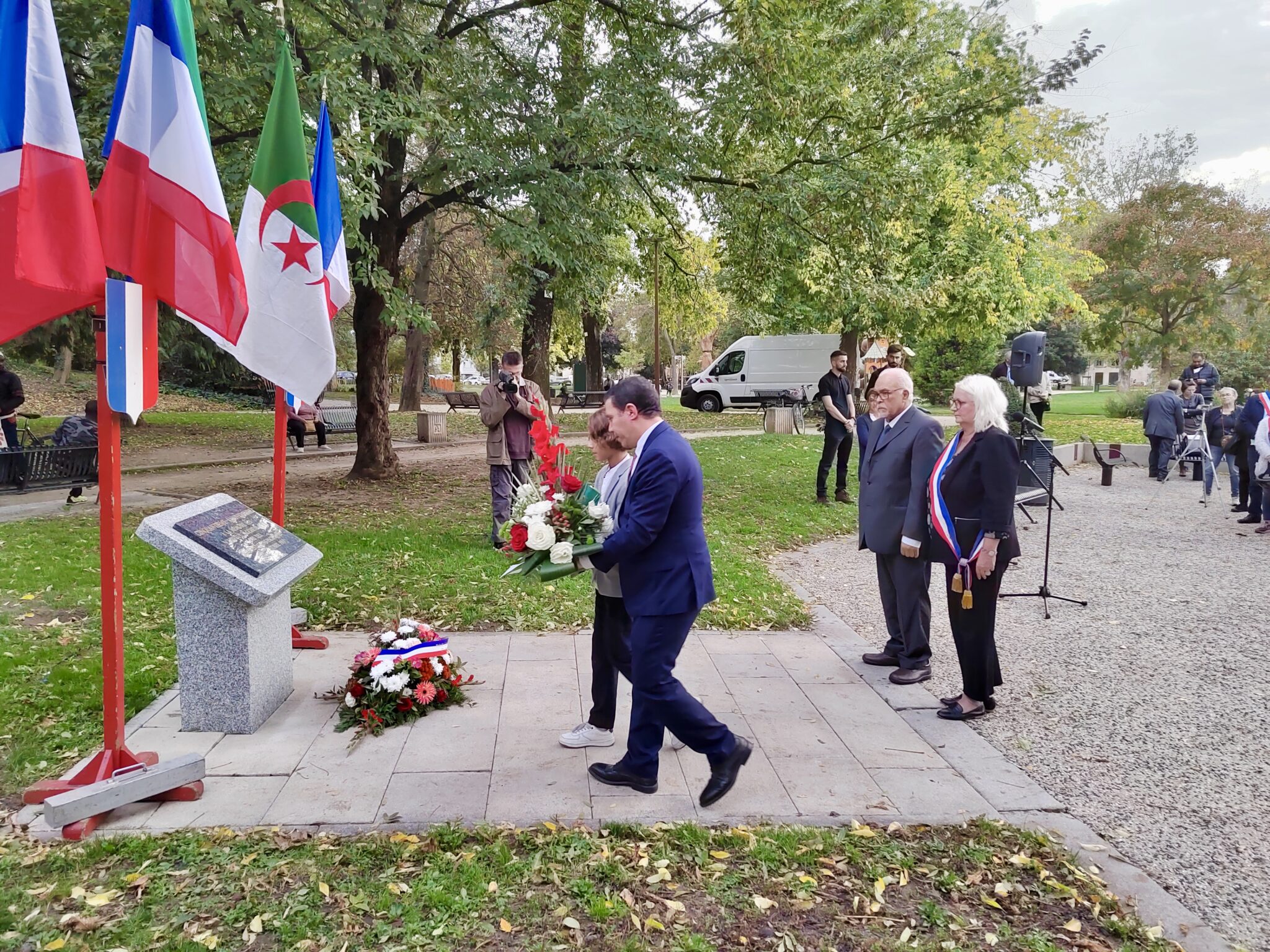 Le Consulat général d’Algérie à Lyon, diverses associations et élus ont rendu hommage aux victimes.