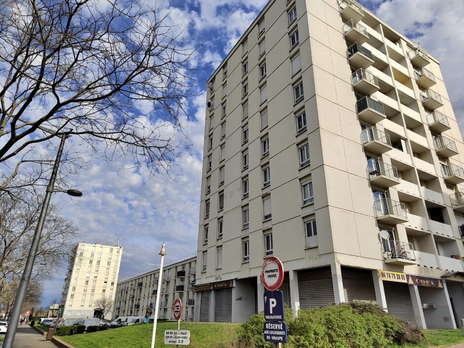 Des locataires de la résidence Joliot-Curie ont dit leur mécontentement au bailleur, Lyon Métropole Habitat (LMH), quant à la sécurité de leurs lieux de vie