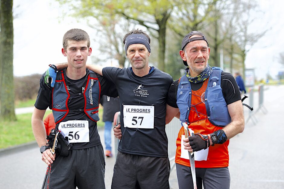 Christophe Rey, victorieux du 11 km chrono, entouré de ses dauphins - Photo D.Y.