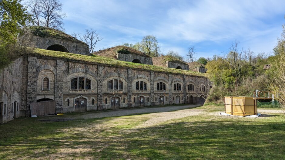 Le fort de Feyzin est constitué de 22 000 m² d'anciens bâtiments militaires dissimulés par plus de 26 hectares de végétation.