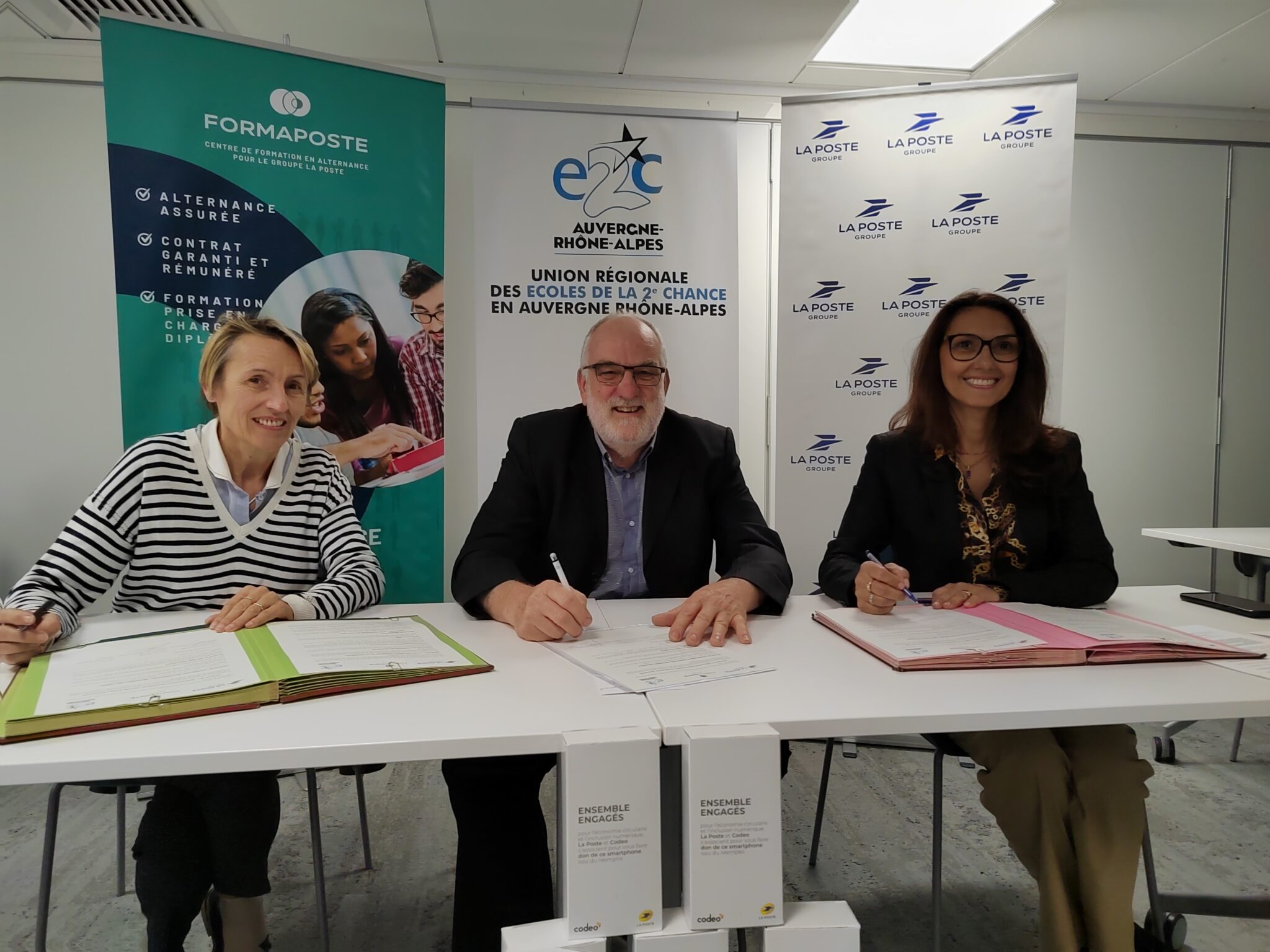 Isabelle Cucchietti (Formaposte), Jean-Roger Régnier (E2C) et Mylène Franceschi (La Poste) ont signé cette convention régionale à Lyon.