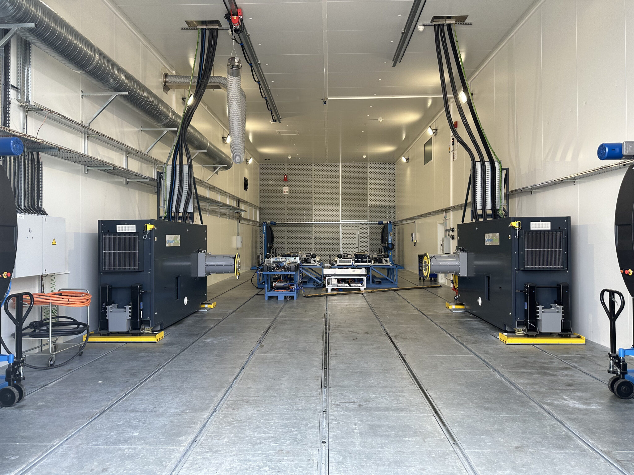 Ce hangar de 23 mètres de long permet de tester un véhicule dans des conditions très réalistes.