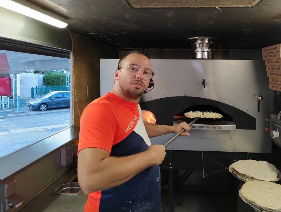 Joshua Vogel vend des pizzas au feu de bois au parc de Parilly depuis mars 2019.