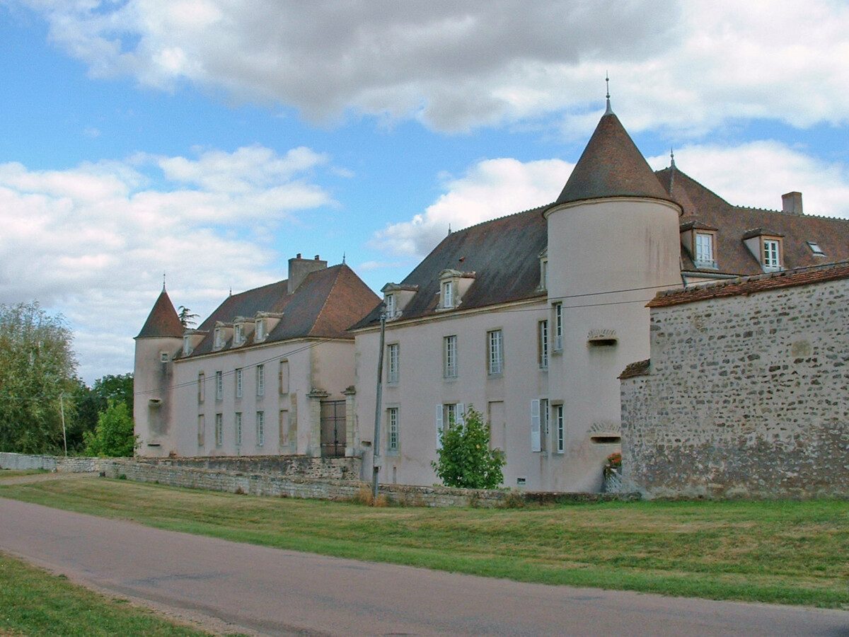 Le château de Ragny à Savigny-en-Terre-Plaine (Yonne), cliché Patrick89, Wikipedia